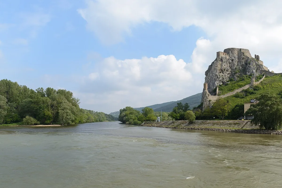 De ruïne van burcht Devín op een steile rots boven de samenvloeiing van de Morava en de Donau.