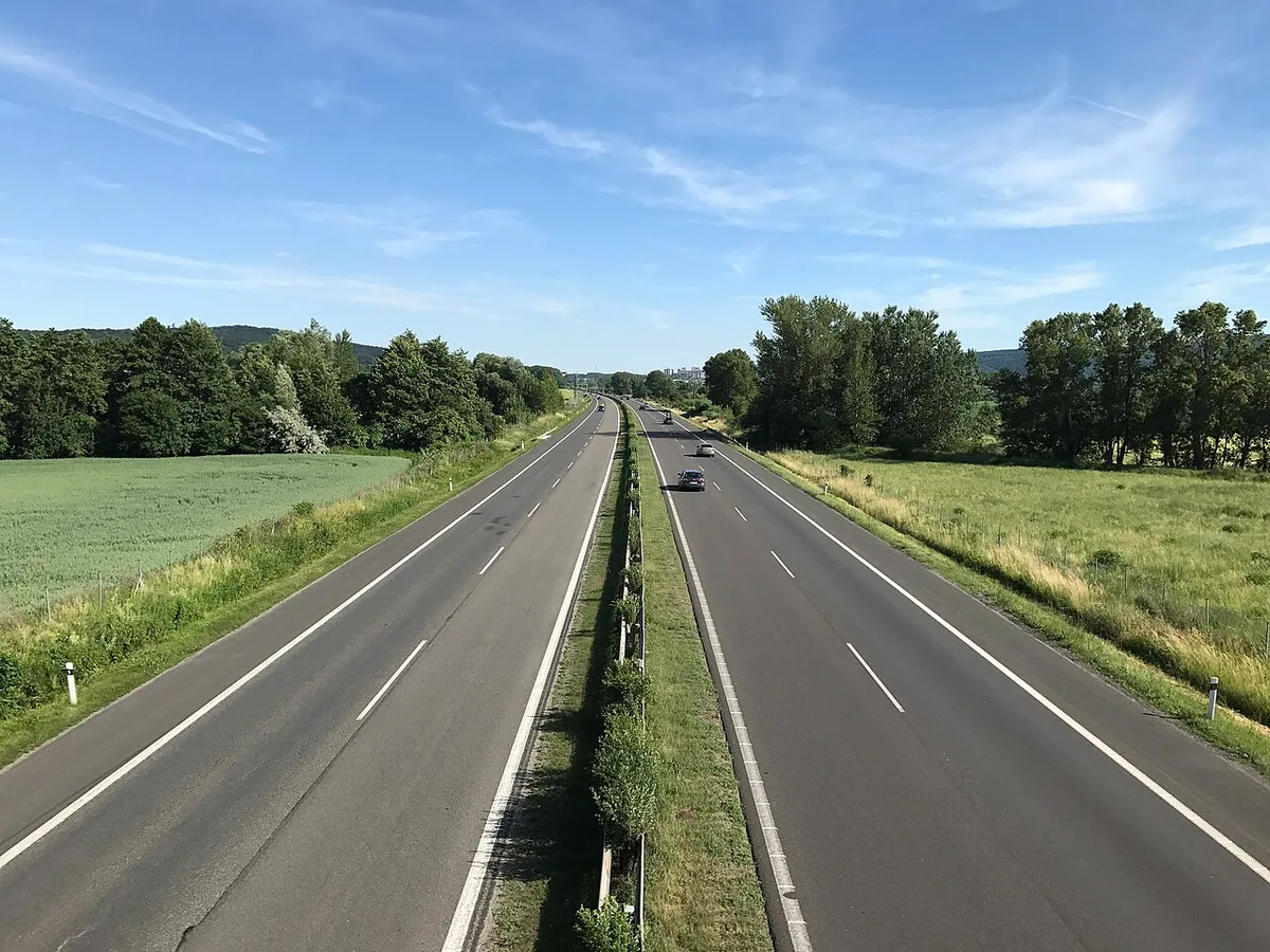 De Slowaakse snelweg D2 bij Záhorská Bystrica, met twee rijstroken per richting tussen beboste heuvels.